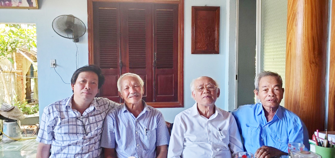 Từ phải qua: Các cựu tù Côn Đảo Tào Tựu, Trần Văn Minh (Chủ tịch Hội Tù yêu nước huyện Duy Xuyên), Hồ Năm và tác giả. Ảnh: PHI THÀNH