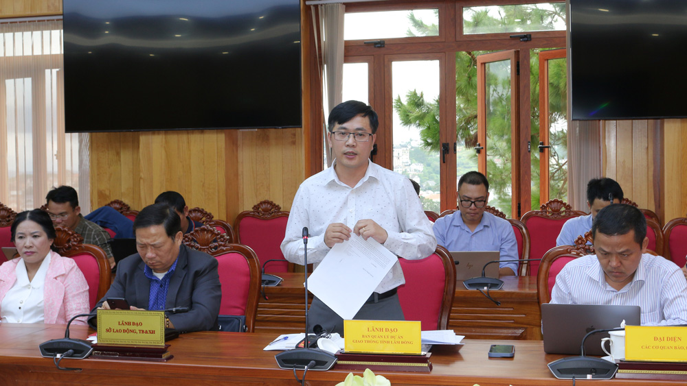 Đại diện lãnh đạo Ban Quản lý Dự án giao thông tỉnh Lâm Đồng thông tin về tiến độ thi công đèo Prenn và vụ tai nạn lao động làm 2 công nhân thương vong trong quá trình thi công đèo Prenn