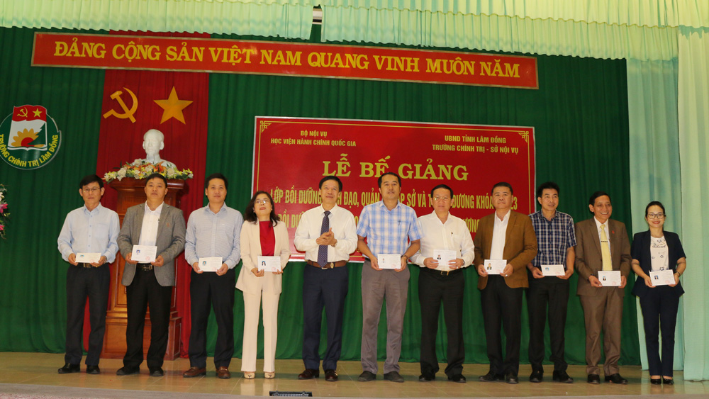 TS. Lại Đức Vượng - Phó Giám đốc Học viện Hành chính Quốc gia trao chứng chỉ cho các học viên