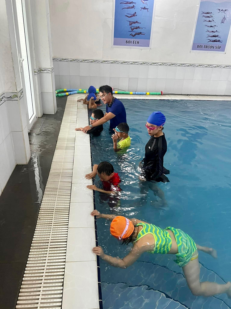 Dạy bơi miễn phí cho học sinh có hoàn cảnh khó khăn
