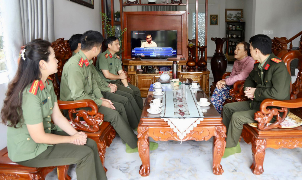 Đoàn thăm hỏi gia đình thân nhân Anh hùng Lực lượng vũ trang nhân dân - Liệt sỹ Lâm Văn Thạnh