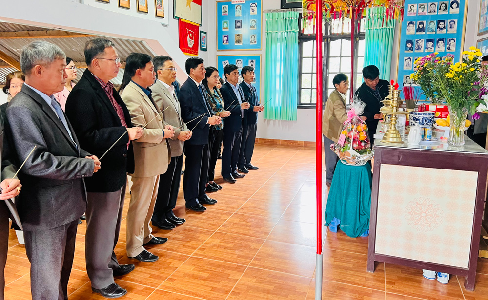 Bí thư Tỉnh ủy Lâm Đồng Trần Đức Quận cùng lãnh đạo thành phố đến dâng hương, tưởng niệm các anh hùng liệt sỹ tại Nhà truyền thống thôn Xuân Sơn