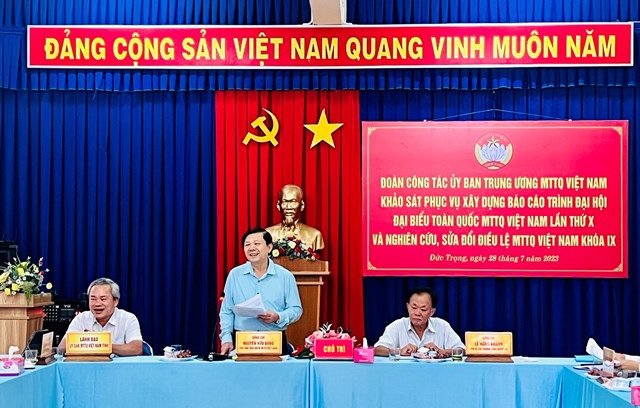 Ông Nguyễn Hữu Dũng - Phó Chủ tịch Ủy ban Trung ương MTTQ Việt Nam phát biểu tại cuộc họp