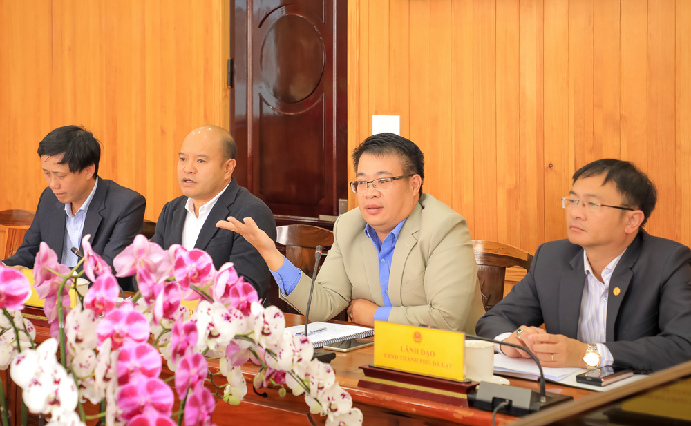 Phó Chủ tịch UBND tỉnh Lâm Đồng Nguyễn Ngọc Phúc đặt một số câu hỏi trao đổi liên quan đến công tác thăm dò địa chất, lập bản đồ, quản lý xây dựng và đề nghị các chuyên gia chia sẻ kinh nghiệm của Nhật Bản