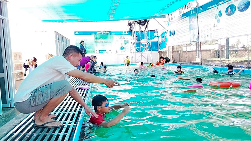 Lớp học bơi miễn phí tại Trường THCS Phan Bội Châu đang trở thành sân chơi bổ ích cho các em học sinh trong dịp hè năm 2023