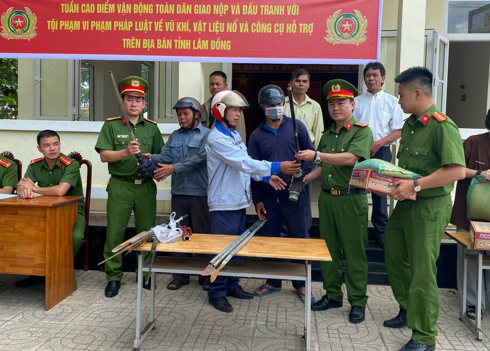 MTTQ và lực lượng Công an huyện Bảo Lâm vận động Nhân dân đổi gạo giao nộp vũ khí