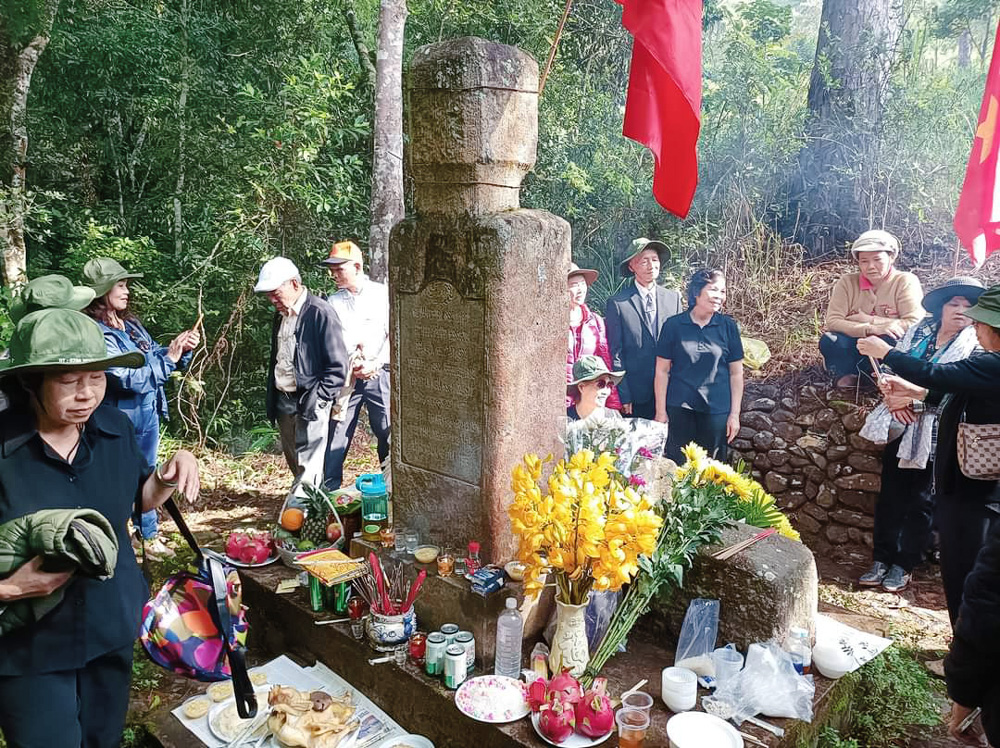 Các cựu chiến sĩ quân bưu về thăm và thắp hương tưởng niệm đồng đội tại Bia tưởng niệm ở Khu Tam Giác (thôn Xuân Sơn, xã Xuân Trường)