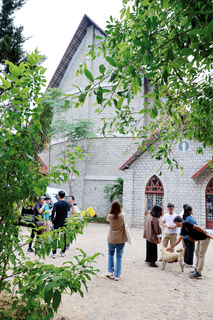 Nhà thờ Đạ Tông không những trở thành địa chỉ của nền tảng tôn giáo và văn hóa của người dân địa phương; mà còn là điểm đến thú vị của du khách khi đến Đam Rông