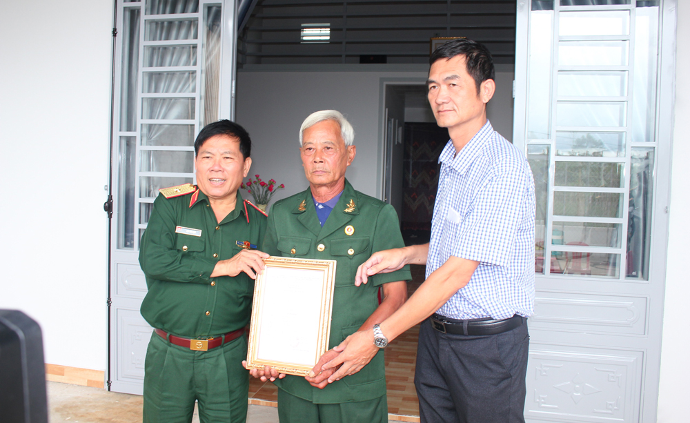 Thiếu tướng Đậu Văn Nậm - Phó Chính uỷ Học viện Lục quân và đại diện lãnh đạo xã Ninh Gia trao chứng nhận hỗ trợ cho gia đình ông Đỗ Mạnh Hùng