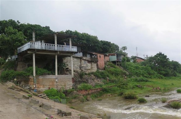 Nhiều hộ dân bên bờ sông Đăk Pne, huyện Kon Rẫy, tỉnh Kon Tum xây kè chống sạt lở