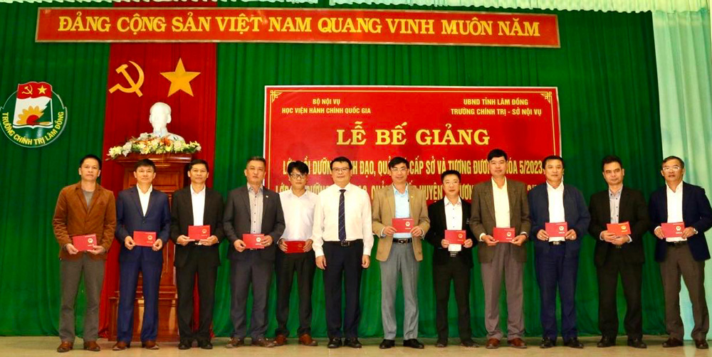 TS. Bùi Huy Tùng - Trưởng Ban Quản lý Bồi dưỡng, Học viện Hành chính Quốc gia trao chứng chỉ cho các học viên