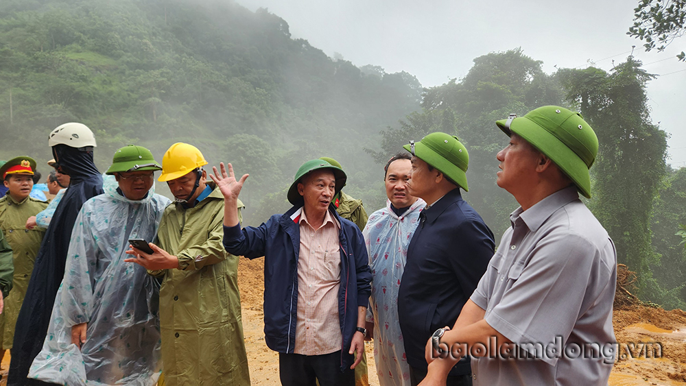 Đồng chí Trần Văn Hiệp - Chủ tịch UBND tỉnh Lâm Đồng báo cáo Phó Thủ tướng tại hiện trường vụ sạt lở sáng nay