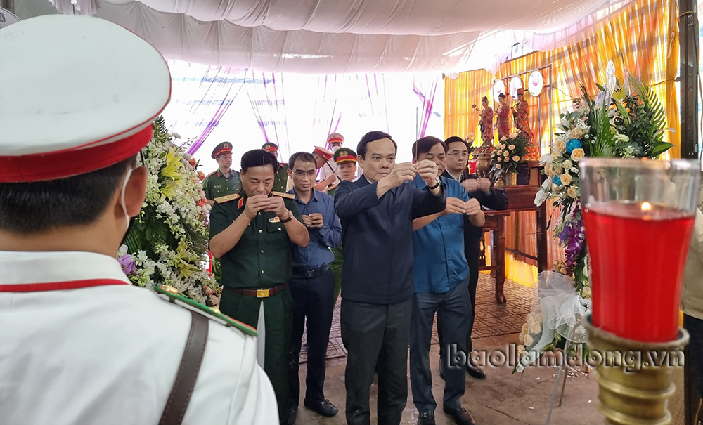 Phó Thủ tướng Trần Lưu Quang thắp hương tại đám tang của Thượng úy Lê Văn Sáng