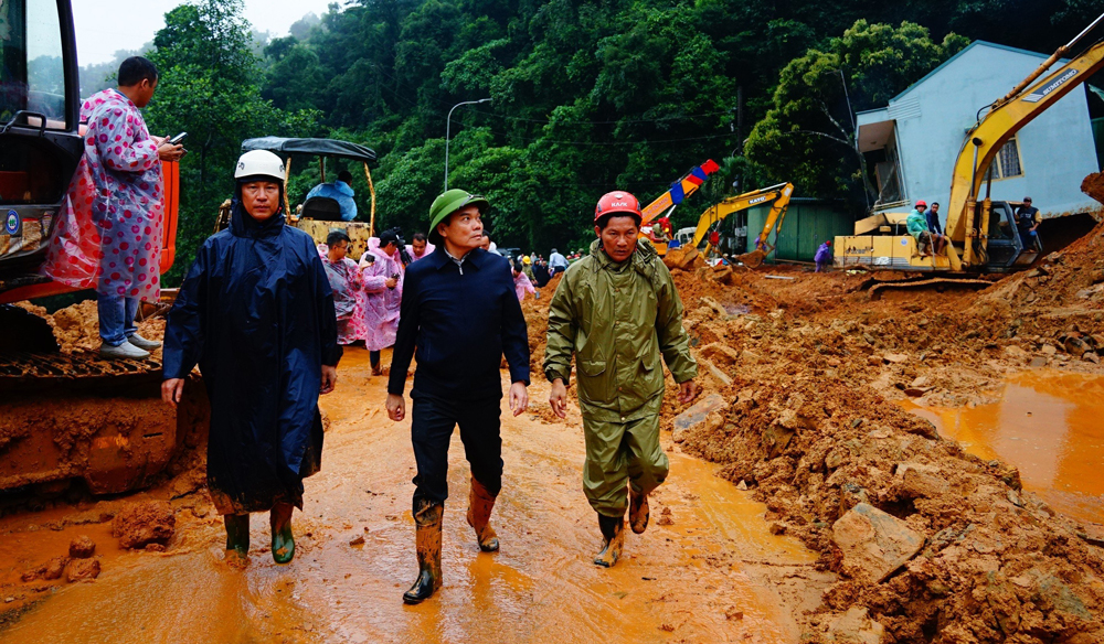 Phó Thủ tướng Trần Lưu Quang tiếp cận hiện trường vụ sạt lở tại Chốt Cảnh sát Giao thông trên đèo Bảo Lộc