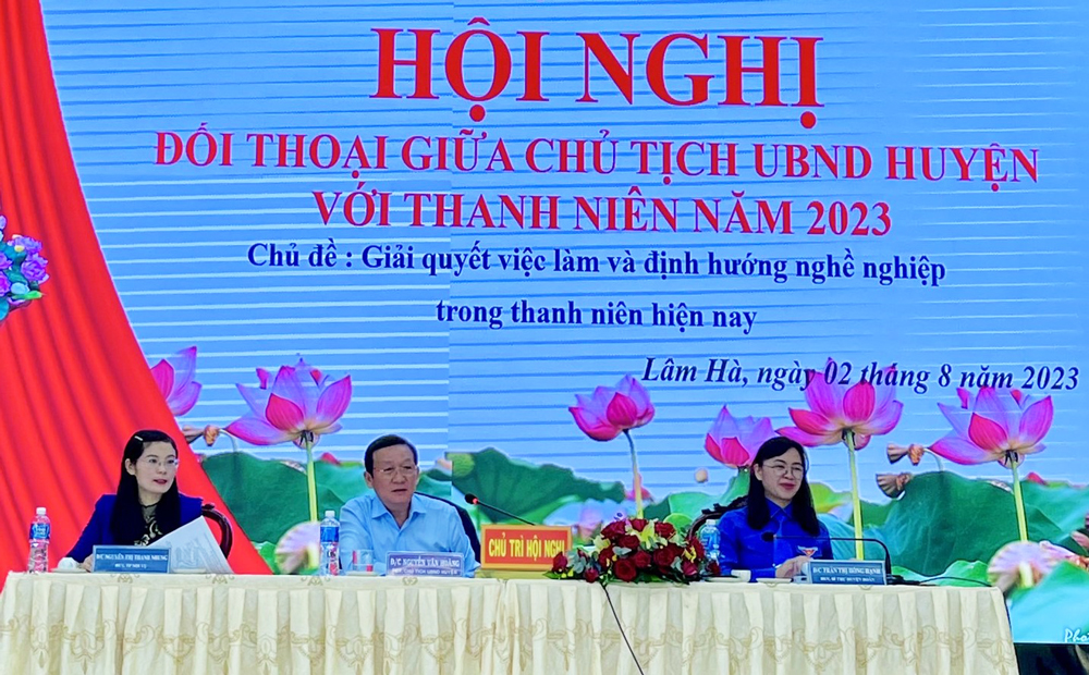 Chủ tịch UBND huyện Lâm Hà đối thoại với thanh niên