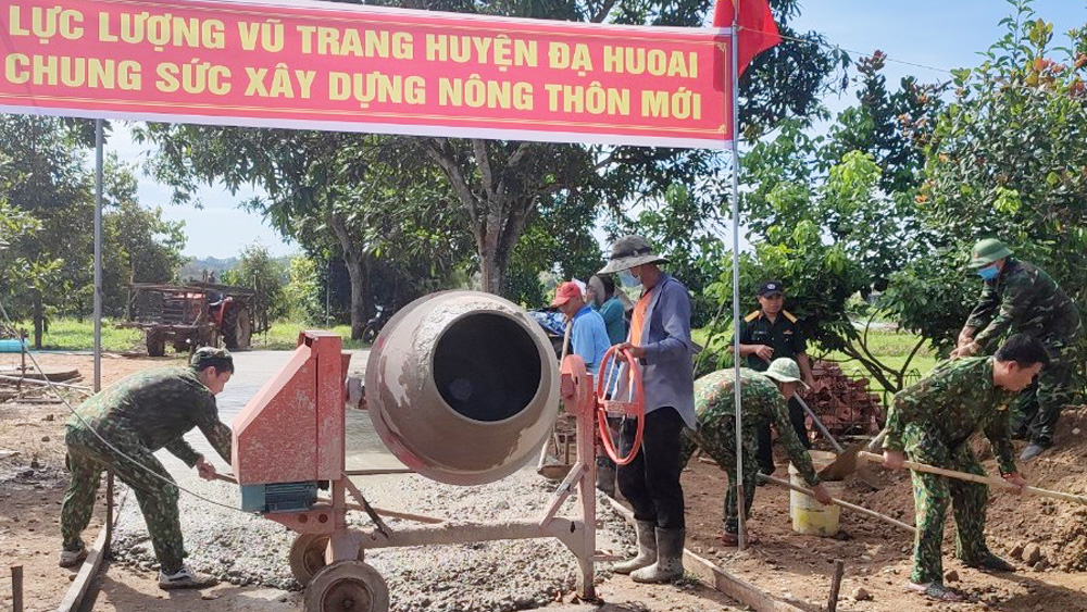 Lực lượng vũ trang huyện Đạ Huoai thực hiện công tác dân vận tại địa phương