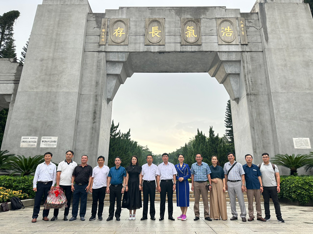 Đoàn công tác tỉnh Lâm Đồng chụp hình trước cổng Công viên nghĩa trang liệt sĩ Hoàng Hoa Cương