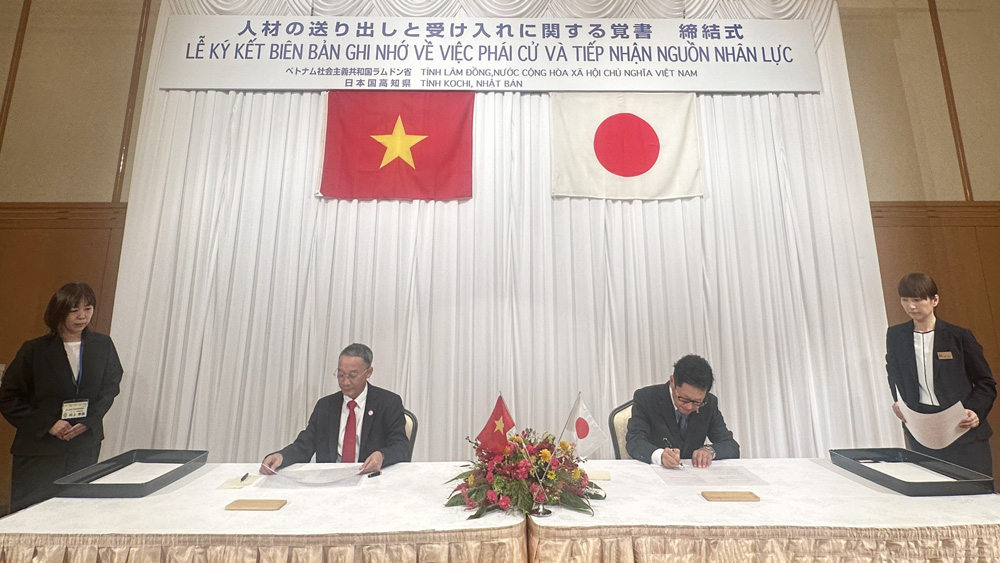 Chủ tịch UBND tỉnh Lâm Đồng và Thống đốc tỉnh Kochi thực hiện ký kết biên bản ghi nhớ