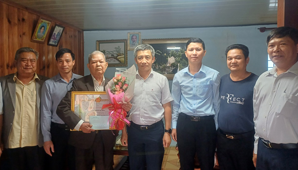 Đồng chí Bùi Sơn Điền – Bí thư Huyện ủy Đức Trọng, đến tận nhà thăm và trao Huy hiệu cho đảng viên