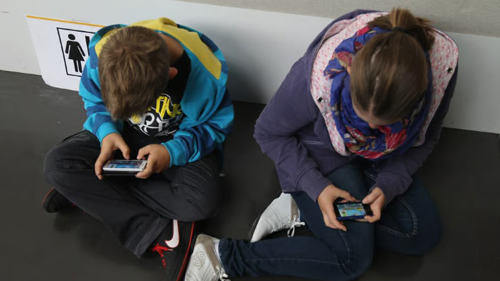 Châu Âu trị chứng 'nghiện' smartphone ở trẻ em với Đạo luật Dịch vụ Kỹ thuật số
