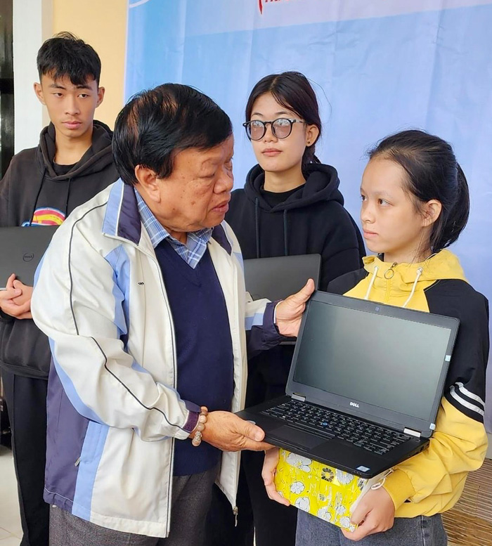 Trao tặng laptop cho học sinh, sinh viên nghèo 
