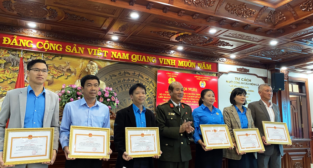 Công an tỉnh Lâm Đồng khen thưởng các điển hình xuất sắc trong thực hiện chương trình phối hợp bảo đảm an ninh, trật tự trong công nhân, viên chức, lao động