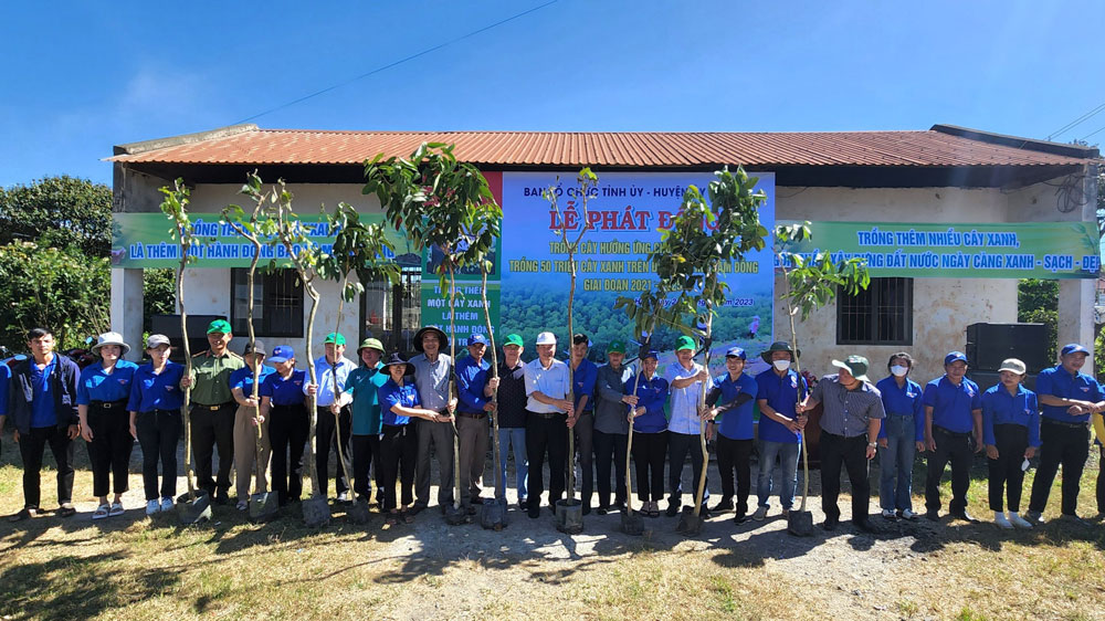 Ban Tổ chức trao cây xanh cho Đoàn Thanh niên huyện Lâm Hà để trồng trên địa bàn