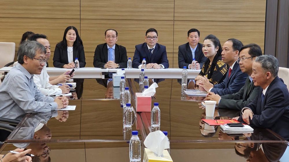 Chủ tịch UBND tỉnh Lâm Đồng Trần Văn Hiệp giới thiệu với Đại sứ Việt Nam tại Hàn Quốc về tiềm năng, cơ hội hợp tác giữa Lâm Đồng và Hàn Quốc