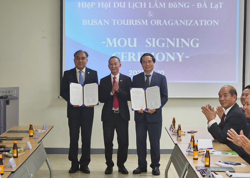 Chủ tịch UBND tỉnh Lâm Đồng Trần Văn Hiệp chứng kiến ký kết hợp tác giữa Tổng công ty Du lịch Busan và Hiệp hội Du lịch Lâm Đồng - Đà Lạt