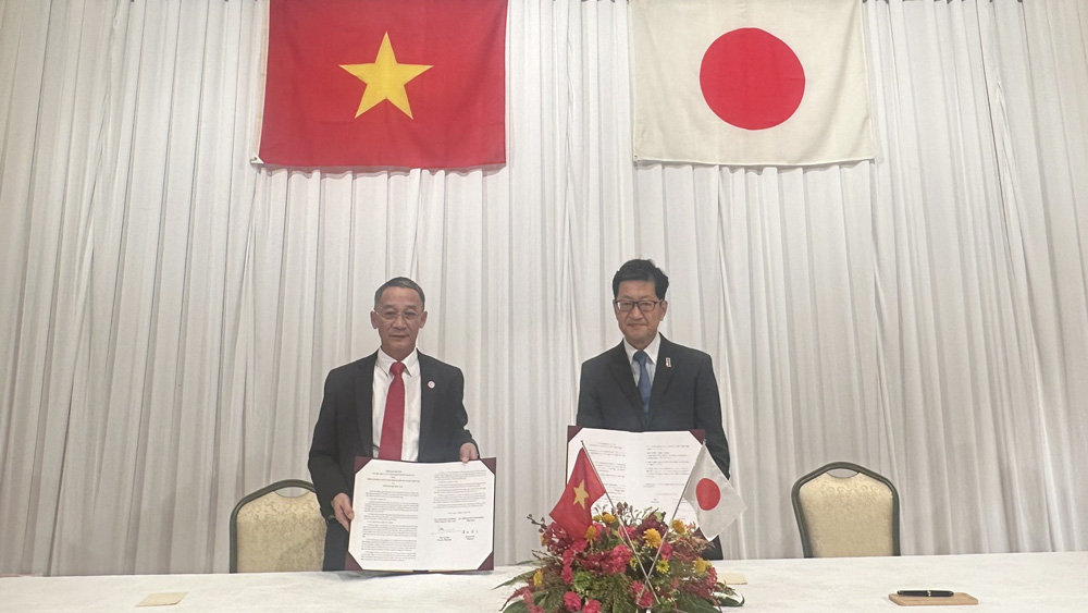 Chủ tịch UBND tỉnh Lâm Đồng và Thống đốc tỉnh Kochi thực hiện ký kết biên bản ghi nhớ