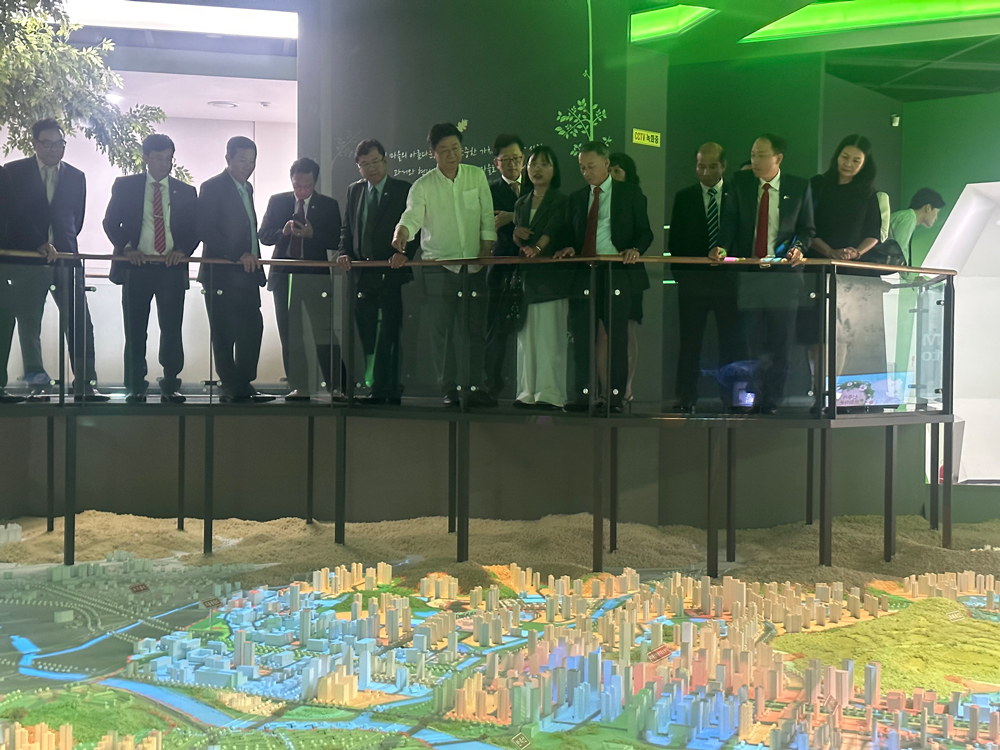 Đoàn công tác tỉnh Lâm Đồng tham quan Trung tâm xúc tiến dự án Thành phố thông minh Dongtan