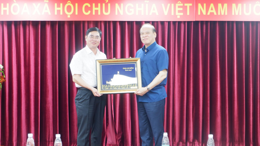 Đồng chí Trần Đình Văn trao quà lưu niệm đến Tổng Lãnh sự Vũ Việt Anh