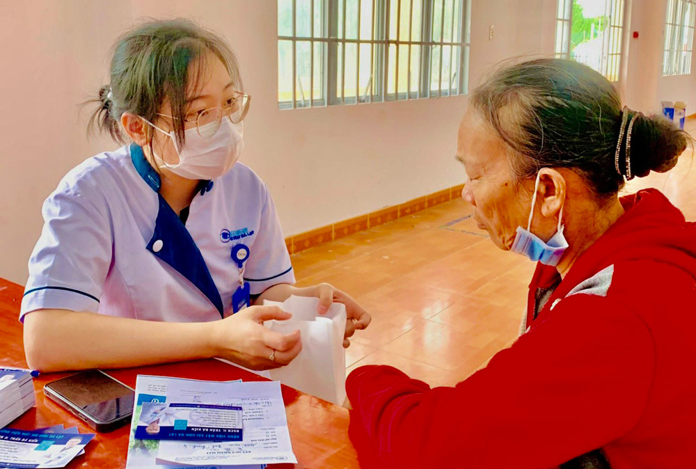 Nhân viên bệnh viện Mắt Sài Gòn Đà Lạt tận tình tư vấn, hướng dẫn cho người dân khi đến khám miễn phí về mắt