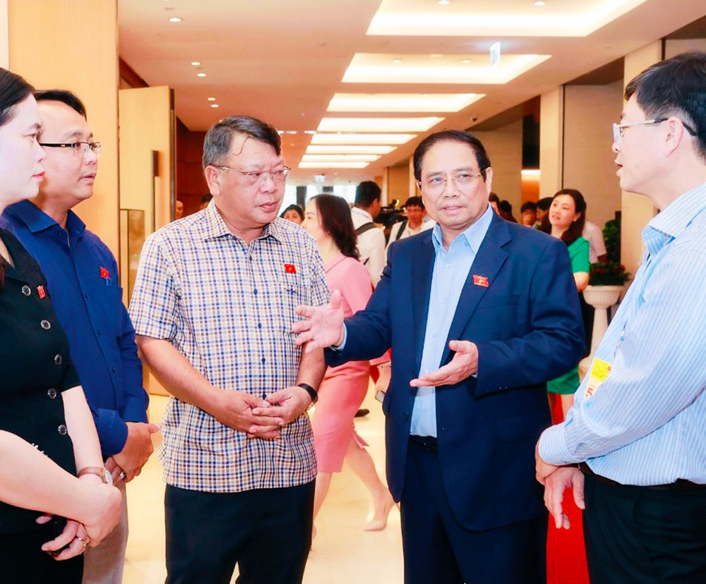 Phó Trưởng Đoàn ĐBQH Nguyễn Tạo trao đổi bên lề kỳ họp Quốc hội cùng các lãnh đạo Trung ương