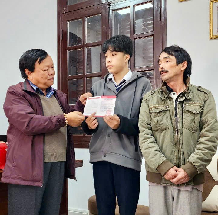 Ông Nguyễn Văn Lực, Chủ tịch Hội Bảo trợ Bệnh nhân nghèo –Người Tàn tật và Trẻ mồ côi Lâm Đồng trao sổ tiết kiệm cho cha con anh Xuyến và cháu Lưu Tài