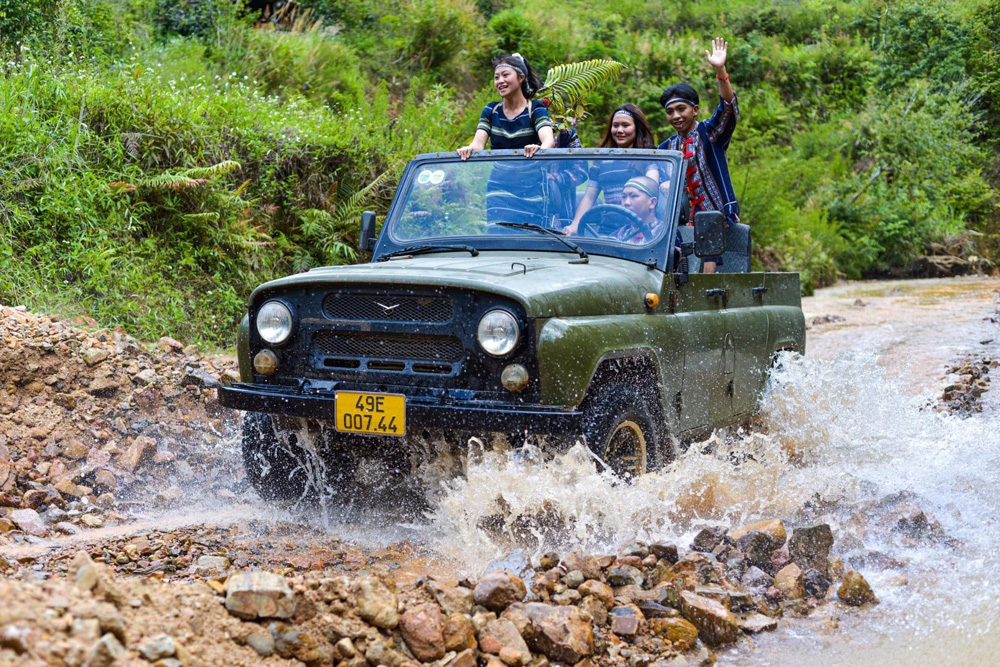 'Làng Cù Lần sẽ giúp du khách lưu lại những khoảnh khắc
thú vị khi trải nghiệm hành trình với xe jeep'