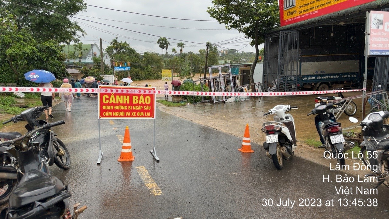 Ngầm Lộc Nam ngập sâu gây chia cắt Quốc lộ 55 nối giữa Lâm Đồng và Bình Thuận