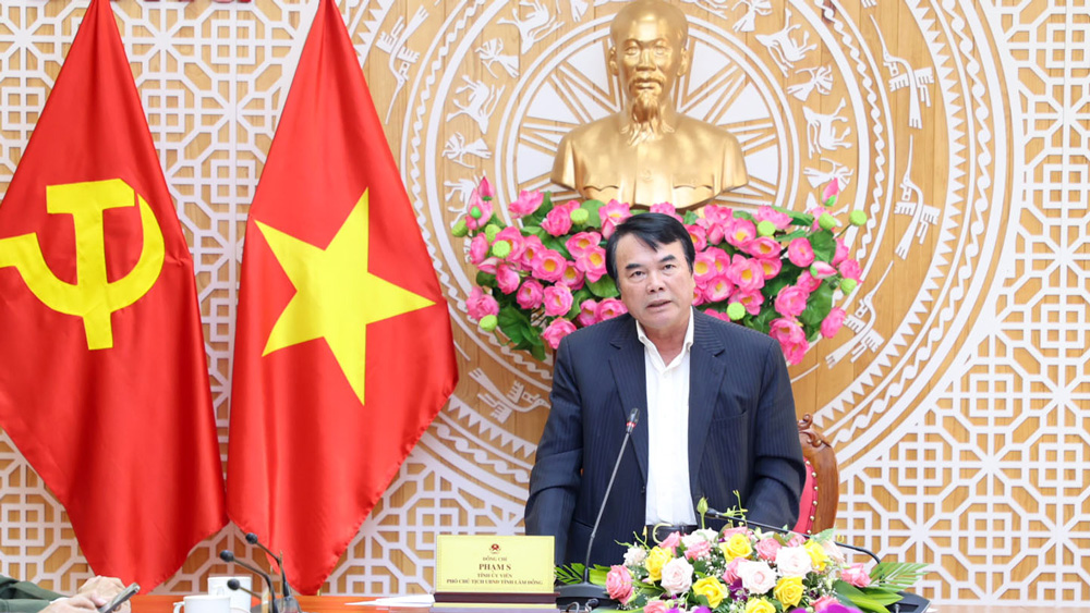 Phó Chủ tịch UBND tỉnh Phạm S tham gia ý kiến tại hội nghị