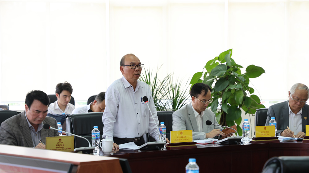 Ông Bùi Văn Lâm - Phó Giám đốc Sở Kế hoạch và Đầu tư giải đáp các vấn đề liên quan
