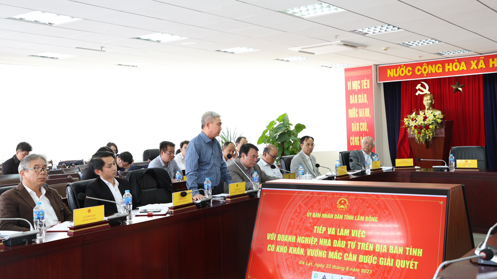 Ông Huỳnh Ngọc Hải - Giám đốc Sở Tài nguyên Môi trường trao đổi những nội dung liên quan đến Luật Đất đai