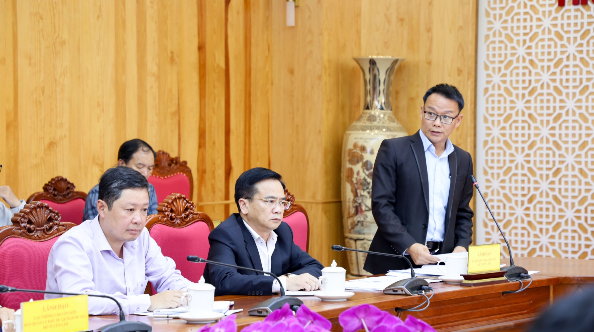 -	Ông Nguyễn Quốc Tuyến – Giám đốc Ban Quản lý KDLQG hồ Tuyền Lâm, trình bày báo cáo hoạt động