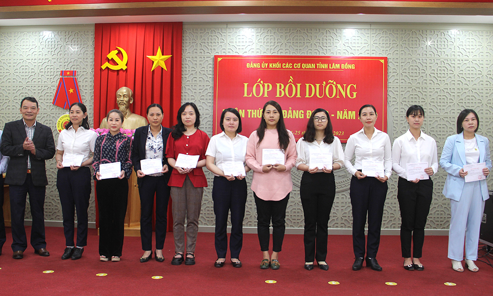 Phó Bí thư Đảng ủy Khối Các cơ quan tỉnh Lương Văn Mừng trao giấy chứng nhận cho các học viên hoàn thành lớp bồi dưỡng