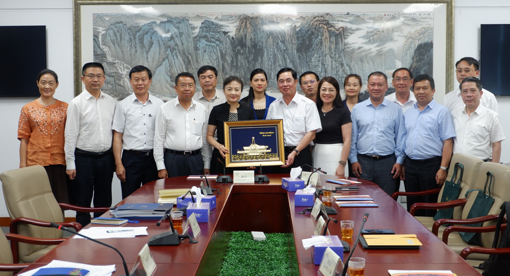 Đồng chí Trần Đình Văn trao quà lưu niệm đến lãnh đạo Cục Văn hóa - Thể thao và Du lịch Thâm Quyến