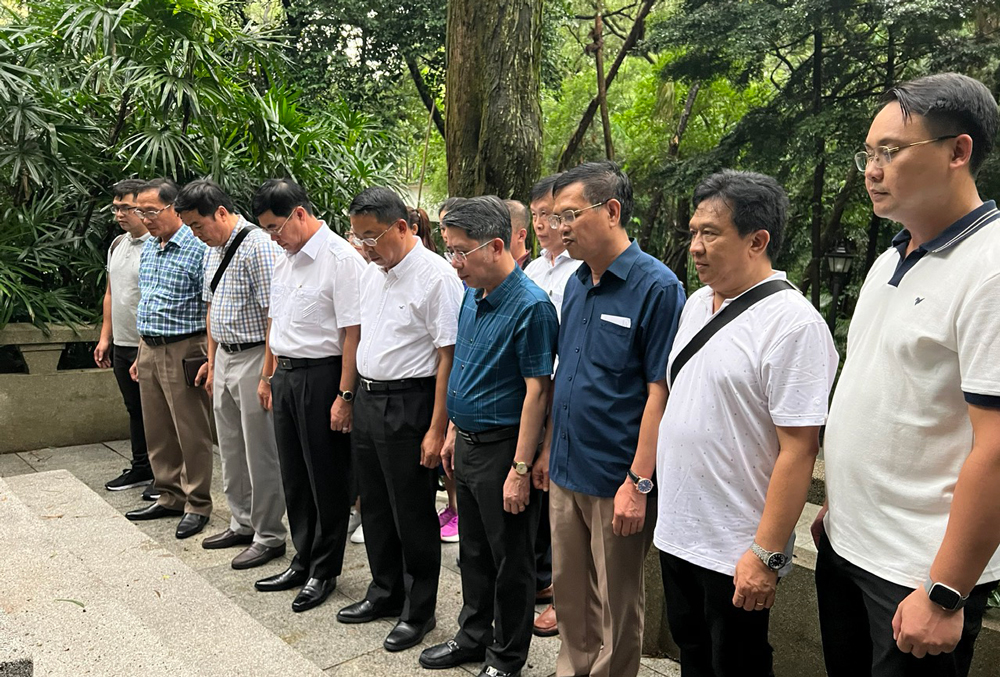 Đoàn công tác tỉnh Lâm Đồng dành phút mặc niệm tưởng nhớ liệt sĩ Phạm Hồng Thái
