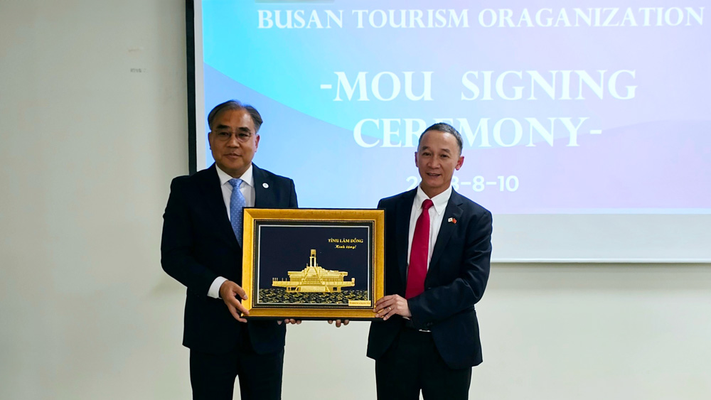 Chủ tịch UBND tỉnh Lâm Đồng trao quà lưu niệm đến Giám đốc Tổng công ty Du lịch Busan