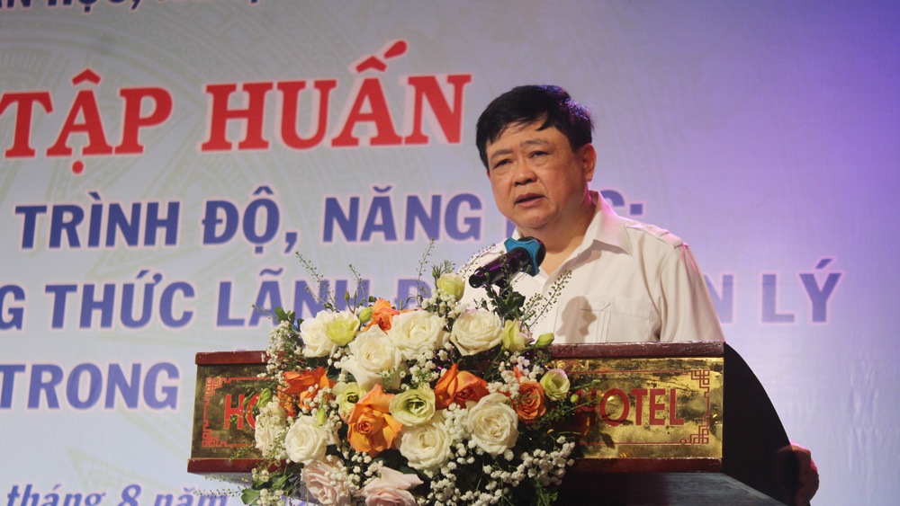 PGS.TS.Nhà văn Nguyễn Thế Kỷ phát biểu bế mạc