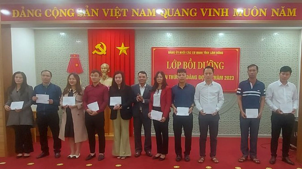 Phó Bí thư Đảng ủy Khối các cơ quan tỉnh Lương Văn Mừng trao giấy chứng nhận cho các học viên hoàn thành lớp bồi dưỡng