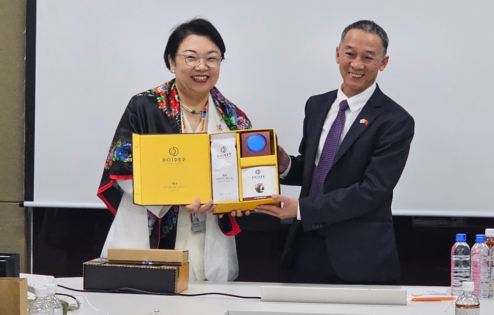 Chủ tịch UBND tỉnh Lâm Đồng trao tặng quà lưu niệm cho Phó Chủ tịch Tập đoàn CJ
