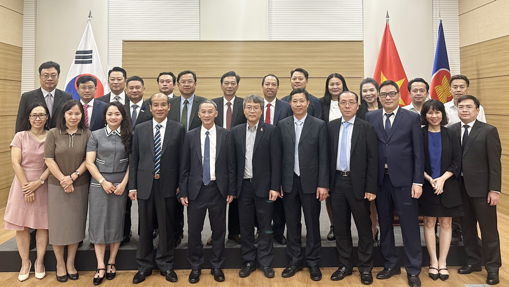 Đoàn công tác tỉnh Lâm Đồng chụp hình lưu niệm với Đại sứ quán Việt Nam tại Hàn Quốc