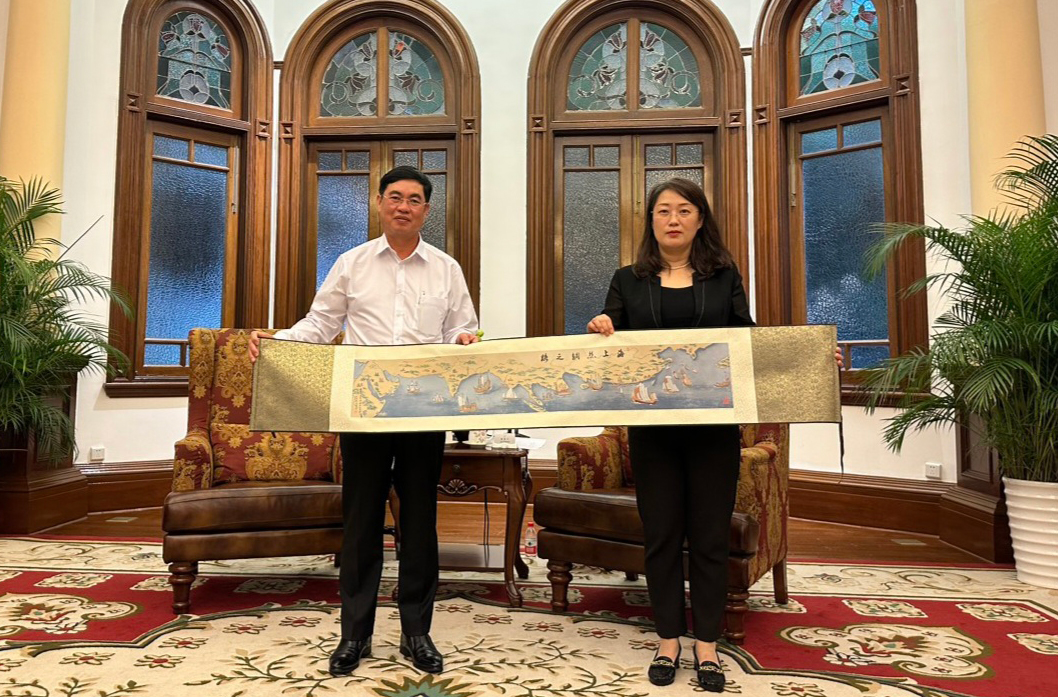Lãnh đạo Sở Ngoại vụ Quảng Đông trao quà lưu niệm đến Trưởng đoàn công tác tỉnh Lâm Đồng